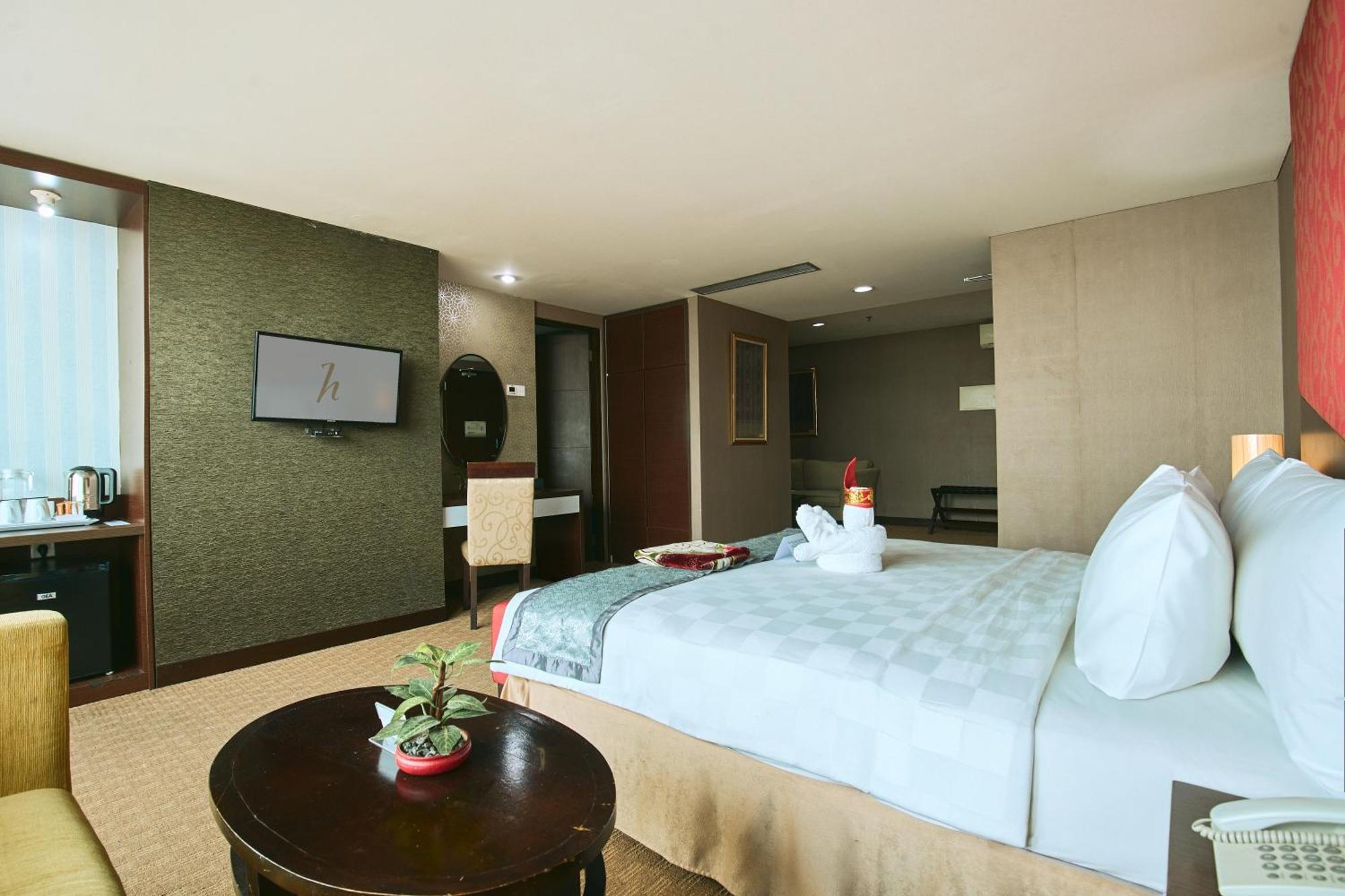 Executive Suite,1692002016:JPEG